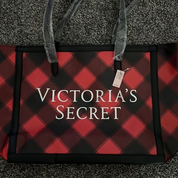 Victoria's Secret Handbags - 🛍NWT 🛍Victoria’s Secret Red and Black bag 🛍